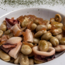 Habitas con cebollla caramelizada, huevo frito y jamon