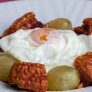 Migas seguntinas con chorizo, torrezno, huevo frito y uvas